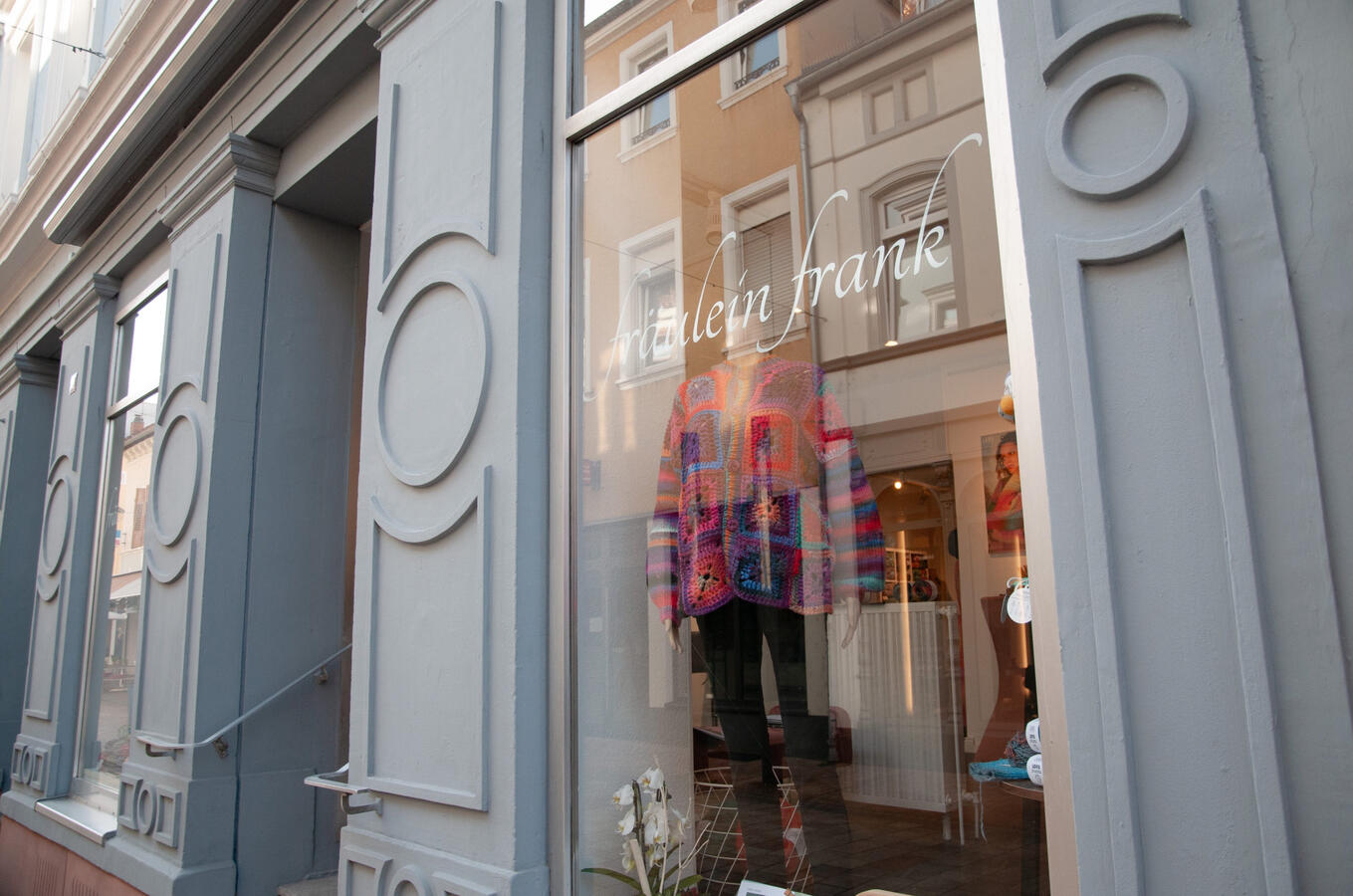 Ladenfront und rechtes Schaufenster sowie der Haupteingang sind zu sehen.