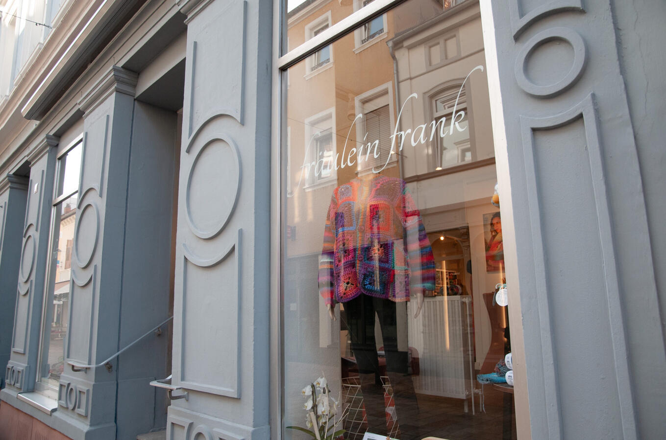 Ladenfront, Schaufenster Ladenfront und rechtes Schaufenster sowie der Haupteingang sind zu sehen.