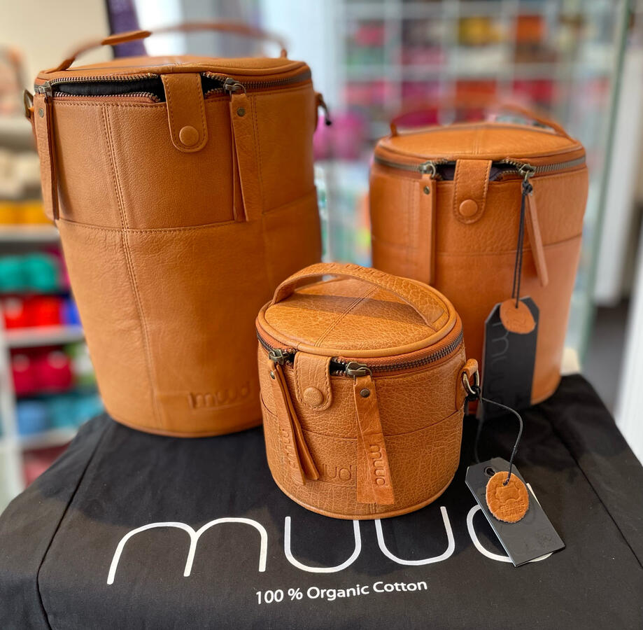 3er Set aus braunen Handarbeitstaschen ist zu sehen.