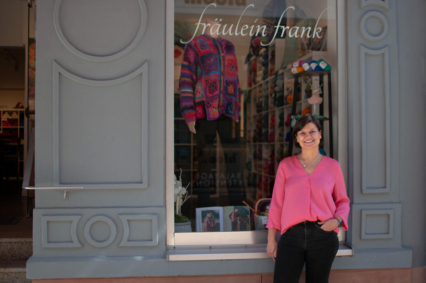 Dominika Frank vor Laden Dominika Frank vor Ihrem Schaufenster