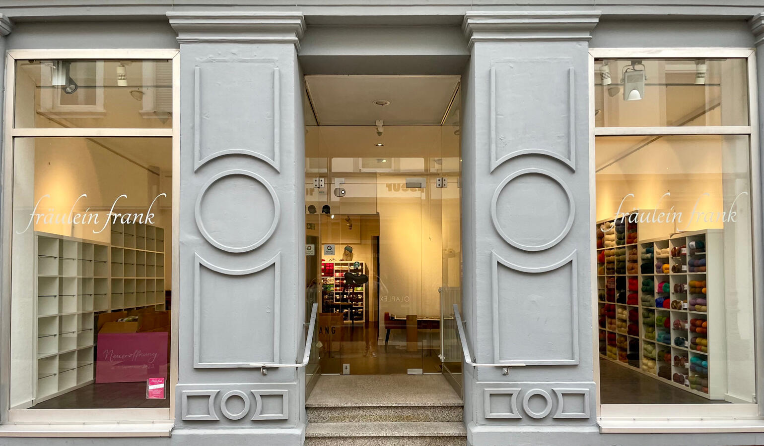 Frontalansicht Ladengeschäft noch vor der Eröffnung