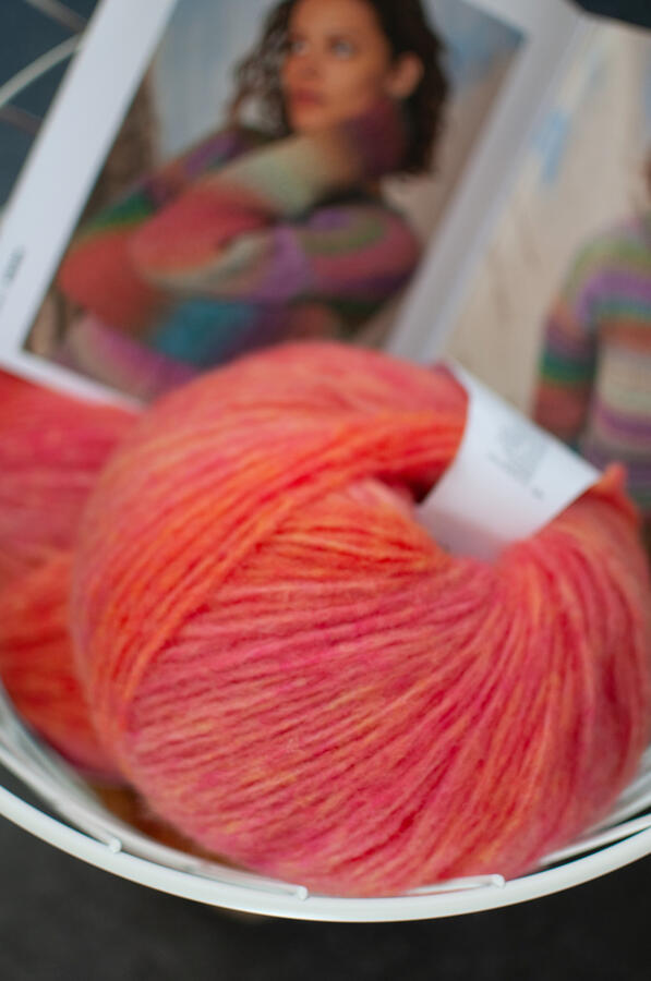 Flauschknäuel in rosa und pink Tönen.