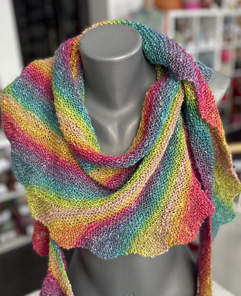 Regenbogenschal Ein leichter Sommerschal in Regenbogenfarben.